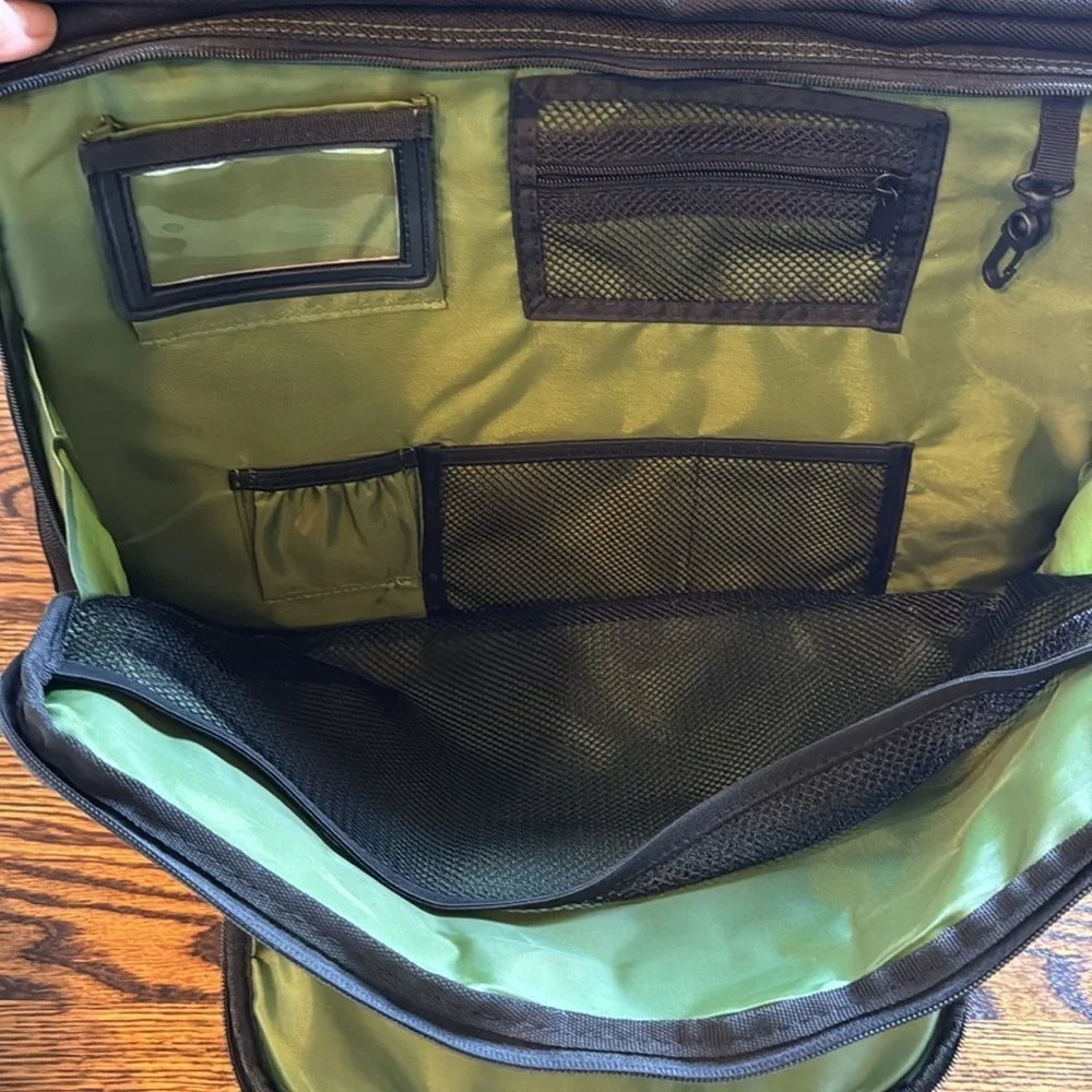 Targus black multi-zipper pockets padded laptop messenger bag.